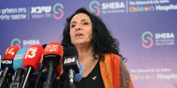 מירב לשם גונן בהצהרה לתקשורת לאחר שחרור ביתה רומי משבי חמאס. צילום: דוברות מטה המשפחות להחזרת החטופים. צילום: פאולינה פטימר מירב לשם גונן: "באופן רשמי רומי היא חטל"שית – חטופה לשעבר"