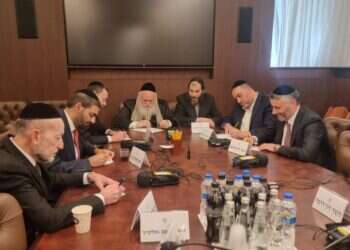 שרי ש"ס ויהדות התורה מכינים את פתקי ההצבעה על העסקה לפני כניסת השבת. צילום: מיכאל שמש