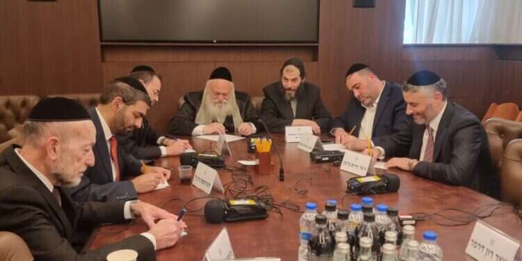 שרי ש שרי ש"ס ויהדות התורה מכינים את פתקי ההצבעה על העסקה לפני כניסת השבת. צילום: מיכאל שמש