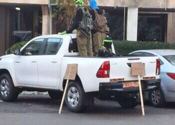 חברי תנועת המילואימניקים העמידו מיצג פוליטי בכפר סבא – ונעצרו