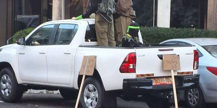 חברי תנועת המילואימניקים העמידו מיצג פוליטי בכפר סבא – ונעצרו