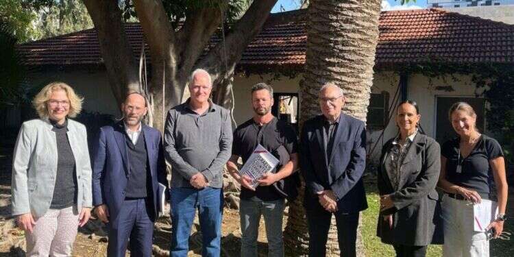 מימין לשמאל: עו מאות אלפי שקלים: מלגות ללימודי רפואה יוענקו לחיילים ונכי צה"ל