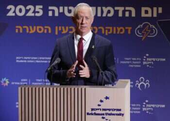 גנץ: הזדמנות היסטורית לתקיפה באיראן