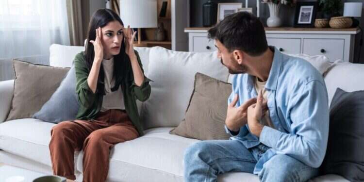 המעגל ההרסני בזוגיות: איך לצאת מדפוס הקורבן-תוקפן?