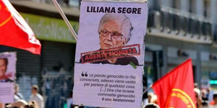 כרזה שהונפה בהפגנה באיטליה ועליה דמותה של שורדת השואה ליליאנה סגרה עם הכיתוב "סוכנת ציונית". צילום מסך מיוטיוב