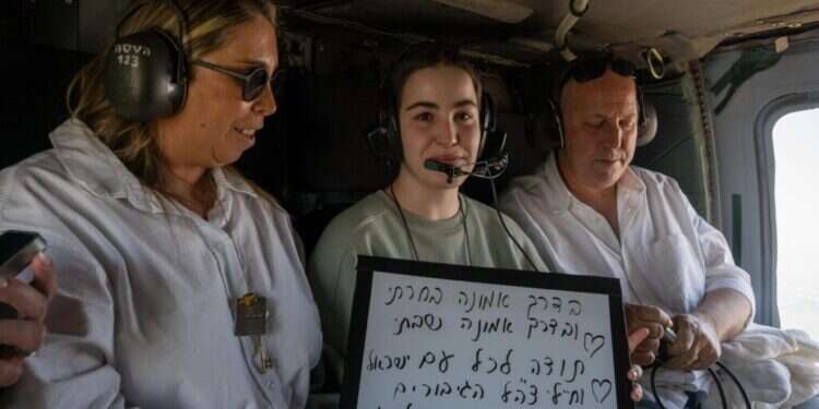 אגם ברגר עם הוריה במסוק בדרכם לבית החולים בילינסון. צילום: דובר צה מותו של האפיפיור מוכיח שהדת עדיין חיה ובועטת