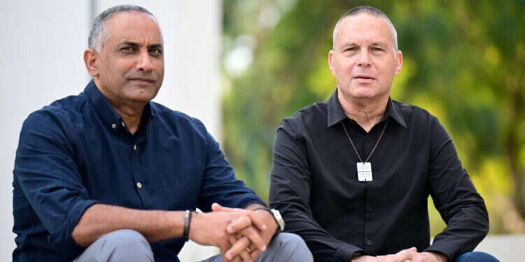 יזהר שי (מימין) ודדי שמחי. צילום: יוסי זליגר "קצה נפשו של העם בשסע המיותר הזה" | יזהר שי ודדי שמחי בראיון משותף