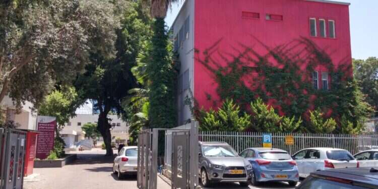 תיכון צייטלין בתל אביב. צילום: דוד שי, באדיבות ויקיפדיה סערת תיכון צייטלין: ביהמ"ש ידון בעתירה נגד העברת בית הספר