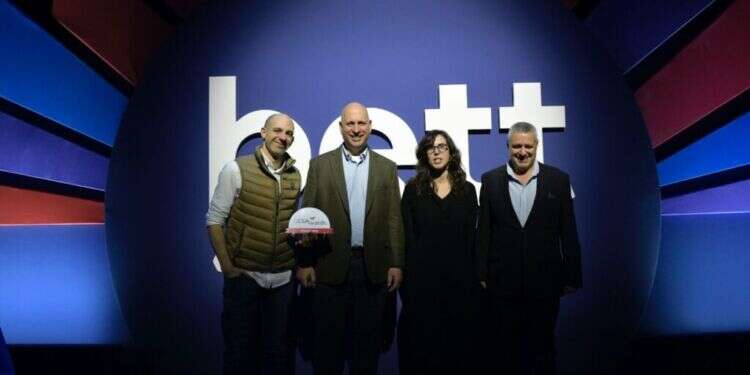 מימין: אבי ורשבסקי, מיה קנטור (ניק אקדמי), יסי ביידץ ושמוליק אשכנזי (ניק אקדמי). צילום: מטח סטארטאפ לחיזוק החינוך: האפליקציות הישראליות שהביאו כבוד בתחרות העולמית