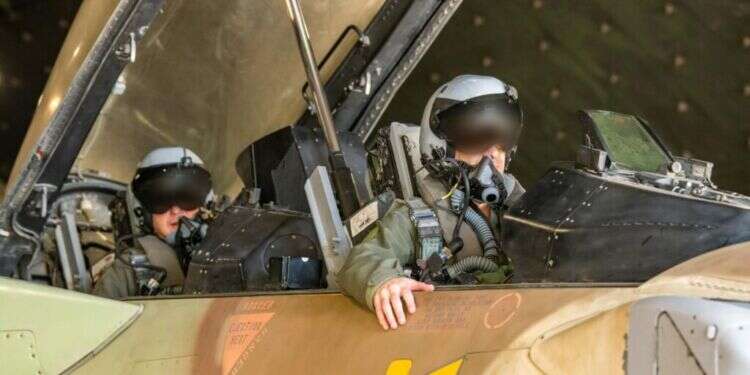 טייסי חיל האוויר לפני היציאה לתקיפה בתימן. צילום: דובר צה בפעם הראשונה: מאחורי התקיפה המשולבת בתימן
