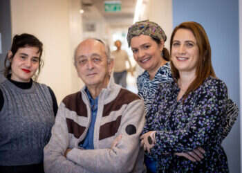 חומרים פסיכדליים אינם תרופת פלא. צוות "מטיב", מימין: דליה עמית־זיוון, ד"ר אנה הרווד־גרוס, ד"ר דני ברום, ד"ר מוריה רחמני. צילום: אריק סולטן