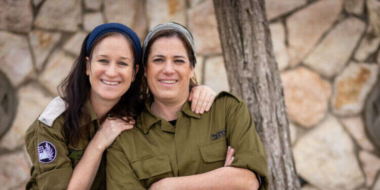 קמ קמ"א במיל' שירה כץ וסמל במיל' ליאור בן־הרוש. צילום: אריק סולטן