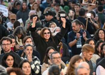 "היום אני רק בשמחה": אלפים חגגו את שובן של החטופות בכיכר