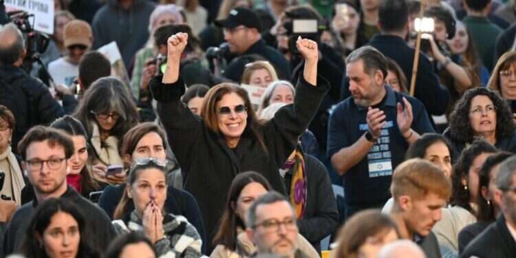 חוגגים את שובן של החטופות לישראל. צילום: פאוטינה פטימר "היום אני רק בשמחה": אלפים חגגו את שובן של החטופות בכיכר