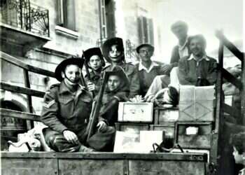 "'השיבו אש!', פקד קורפורל הנוטרים". הנוטרים לפני יציאתם לגוש עציון בשיירה, כ"ח בכסלו תש"ח. משמאל, בדרגות בולטות: סבא אליהו. צילום: ארכיון כפר־עציון