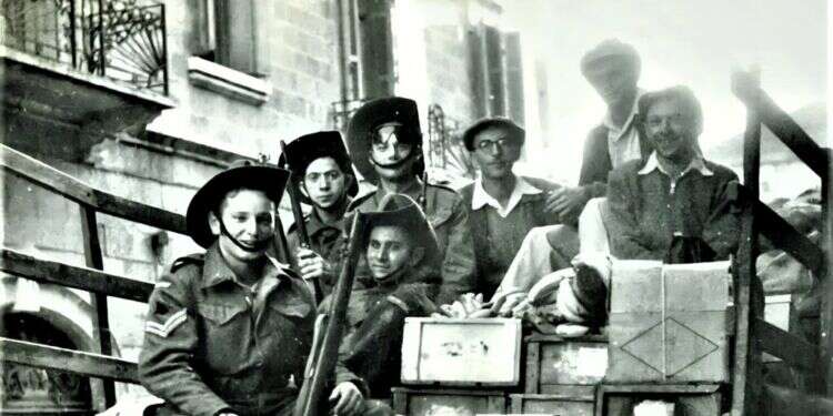 "'השיבו אש!', פקד קורפורל הנוטרים". הנוטרים לפני יציאתם לגוש עציון בשיירה, כ"ח בכסלו תש"ח. משמאל, בדרגות בולטות: סבא אליהו. צילום: ארכיון כפר־עציון