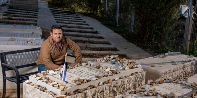 איתן פולד ליד קברו של ארי בבית הקברות בכפר־עציון, השבוע. צילום: נעמה שטרן
איתן פולד ליד קברו של ארי בבית הקברות בכפר־עציון, השבוע. צילום: נעמה שטרן