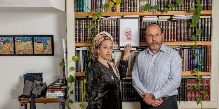 אפרת וצביקה מור. צילום: נעמה שטרן "אין היום מצוות פדיון שבויים. היא נגמרה עם הקמתה של מדינת ישראל"