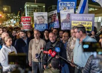 "האויב רואה הכול". צביקה מור בהפגנה נגד העסקה, השבוע. צילום: נעמה שטרן