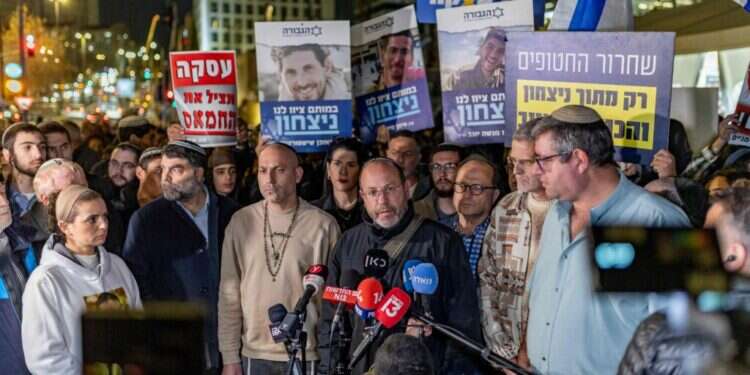 "האויב רואה הכול". צביקה מור בהפגנה נגד העסקה, השבוע. צילום: נעמה שטרן