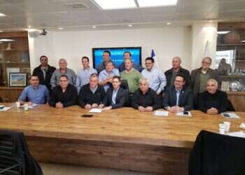 חברי מועצת הנגב בחתימה על אמנה להקמת נמל תעופה בנבטים, 2017. צילום: מועצת הנגב