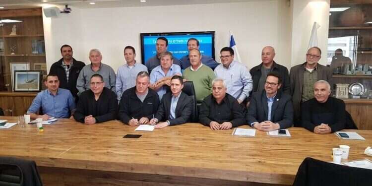 חברי מועצת הנגב בחתימה על אמנה להקמת נמל תעופה בנבטים, 2017. צילום: מועצת הנגב
חברי מועצת הנגב בחתימה על אמנה להקמת נמל תעופה בנבטים, 2017. צילום: מועצת הנגב