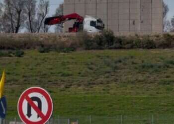 חומת המיגון החדשה בקו הרכבת שדרות־אשקלון. צילום: מתן נעים