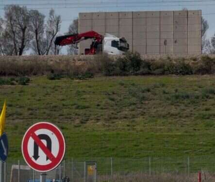 חומת המיגון החדשה בקו הרכבת שדרות־אשקלון. צילום: מתן נעים חומת המיגון החדשה בקו הרכבת שדרות־אשקלון. צילום: מתן נעים