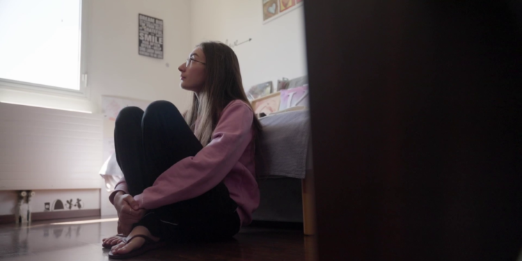 סשה, אחותה הגדולה של קרינה, בחדרה מחכה לשובה. מתוך הסרט ״חטופות״ על רקע שחרור החטופות: הצצה לסרט התיעודי על התצפיתניות