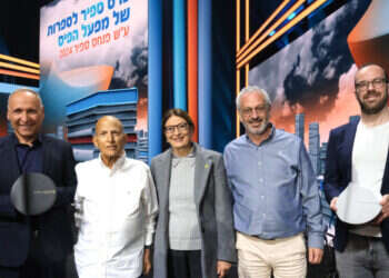 יוסי אבני-לוי (משמאל) אחרי הזכייה בפרס ספיר. צילום: סיון פרג' הדיפלומט שריגש את השופטים: הכירו את יוסי אבני לוי, זוכה פרס ספיר