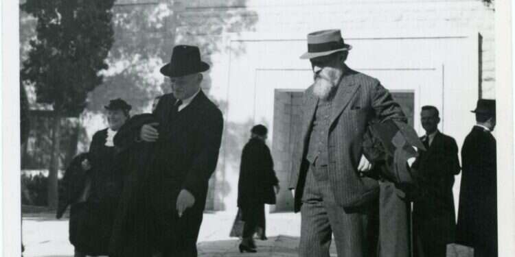 שוקן ומרטין בובר באוניברסיטה העברית בהר הצופים. צילום: טים נחום גידל, באדיבות מכון שוקן למחקר היהדות, JTS