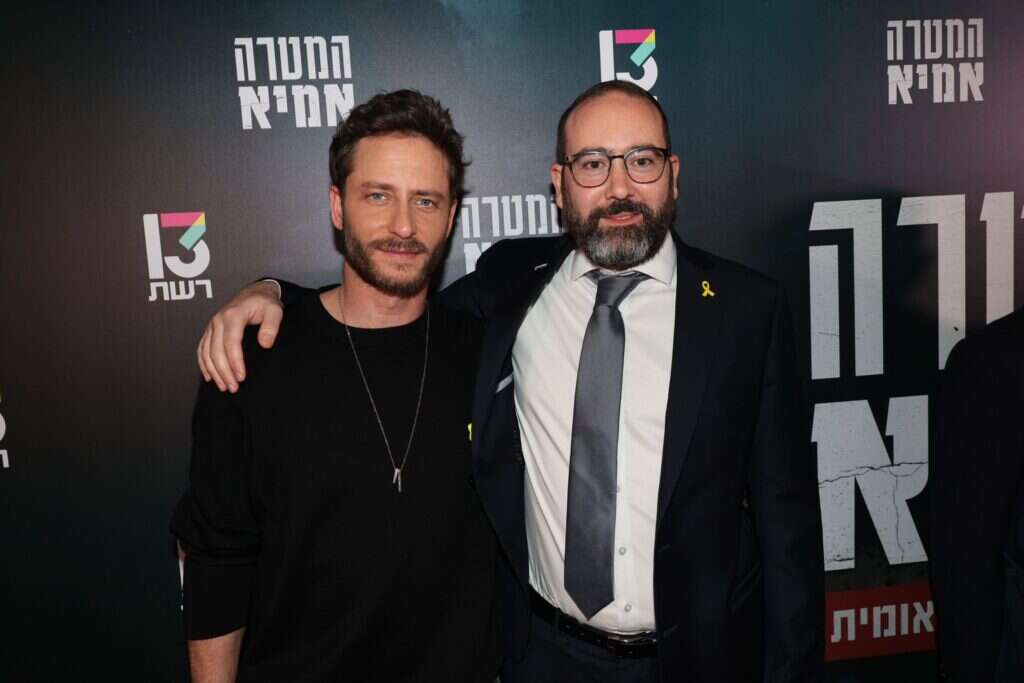 השחקן מיכאל אלוני (שמאל) ושגריר ארגנטינה בישראל, הרב שמעון אקסל ואחניש. צילום: רפי דלויה