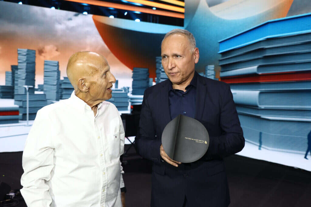 שגריר וסופר. יוסי אבני־לוי בטקס קבלת פרס ספיר, עם יו שגריר וסופר. יוסי אבני־לוי בטקס קבלת פרס ספיר, עם יו"ר מפעל הפיס אביגדור יצחקי. צילום: סיון פרג', באדיבות מפעל הפיס