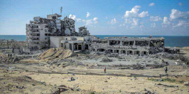 מלון אל־משטל בעזה שנפגע במהלך המלחמה. צילום: AFP מלון אל־משטל בעזה שנפגע במהלך המלחמה. צילום: AFP