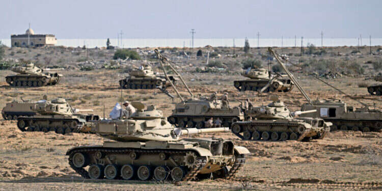 טנקים מצריים סמוך למעבר רפיח, בחודש שעבר. צילום: AFP טנקים מצריים סמוך למעבר רפיח, בחודש שעבר. צילום: AFP