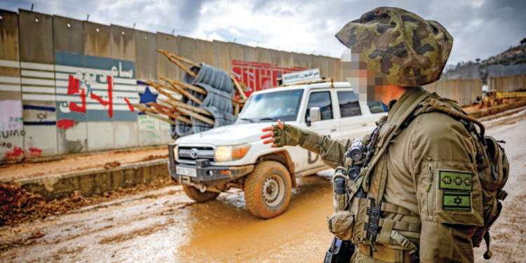 צה"ל נערך בגבול לבנון: "נירה במי שיתקרב לגדר"