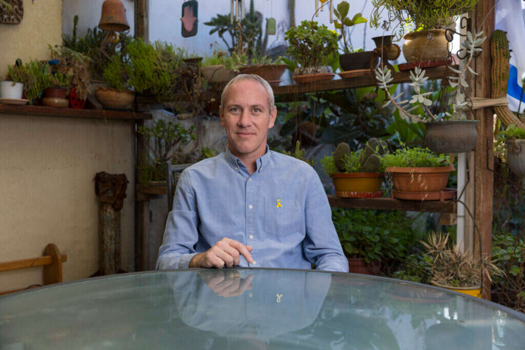 "אנשים מתבלבלים ומפרשים אדיבות או מתינות עם עדינות ורכות". ח"כ חילי טרופר בדירתו בשדרות. צילום: לירון מולדובן
