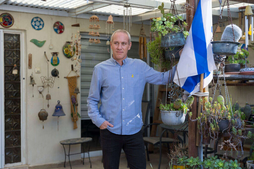 "אנשים מתבלבלים ומפרשים אדיבות או מתינות עם עדינות ורכות". ח"כ חילי טרופר בדירתו בשדרות. צילום: לירון מולדובן