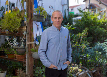 "אנשים מתבלבלים ומפרשים אדיבות או מתינות עם עדינות ורכות". ח"כ חילי טרופר בדירתו בשדרות. צילום: לירון מולדובן