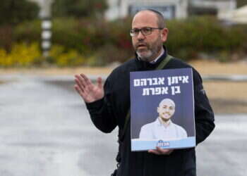 "אוי לנו אם לא יחזרו כולם". צביקה מור. צילום: לירון מולדובן