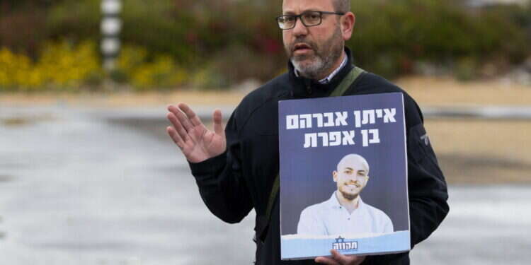 "אוי לנו אם לא יחזרו כולם". צביקה מור. צילום: לירון מולדובן