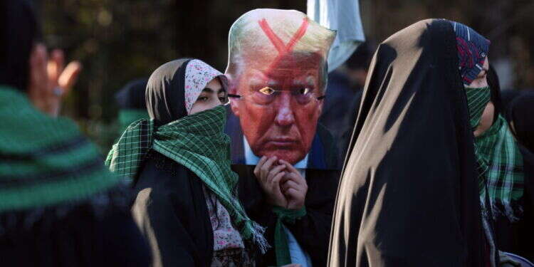 הפגנה נגד טראמפ באיראן, צילום: EPA/ABEDIN TAHERKENAREH הפגנה נגד טראמפ באיראן, צילום: EPA/ABEDIN TAHERKENAREH