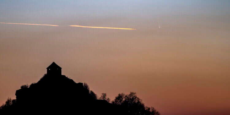 כוכב שביט בשמי הונגריה. צילום: EPA אסטרואיד עצום עלול לפגוע בכדור הארץ – אבל "לא צריך לפחד"