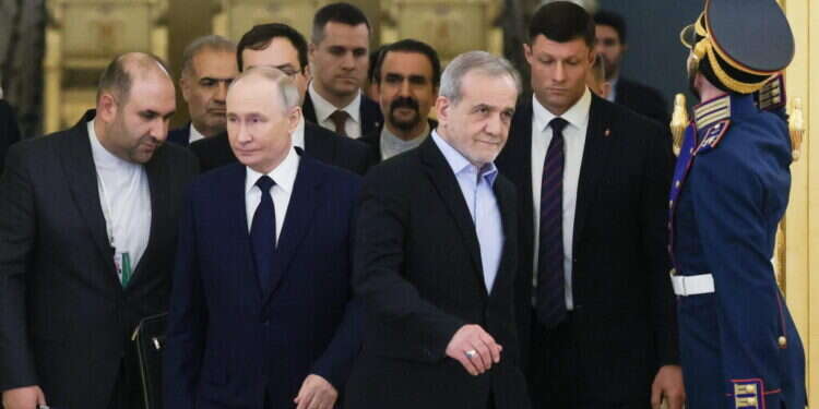 נשיא איראן מסעוד פזשכיאן ונשיא רוסיה ולדימיר פוטין בפגישתם בחודש שעבר במוסקבה. צילום: EPA  חשש באיראן: רוסיה תקריב אותנו לטובת עסקה אמריקנית לסיום המלחמה באוקראינה