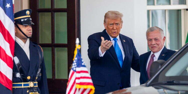 פגישת טראמפ ועבדאללה. צילום:  EPA/SHAWN THEW פגישת טראמפ – עבדאללה: האם ירדן תצליח לעמוד בלחץ האמריקני