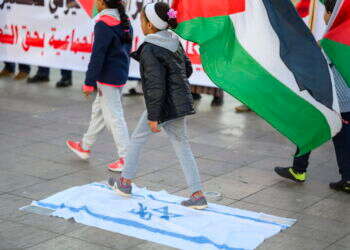 ילדה דורכת על דגל ישראל, צילום: EPA/JALAL MORCHIDI