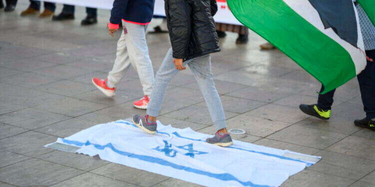 ילדה דורכת על דגל ישראל, צילום: EPA/JALAL MORCHIDI