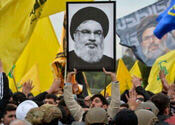 אם אתה לא מצליח להרוג אותו, עדיף שלא תתקוף. תמונתו של מזכ"ל חיזבאללה המת מונפת בהפגנות בנמל התעופה רפיק אל־חרירי ביירות, השבוע. צילום: EPA