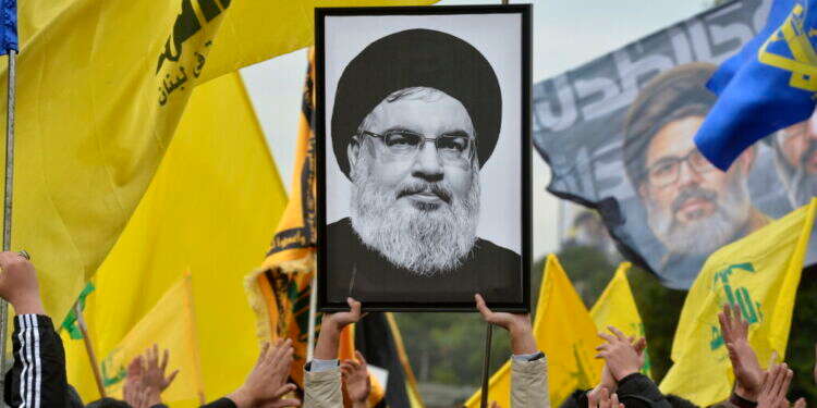 תמונתו של נסראללה המחוסל מונפת בהפגנות בנמל התעופה רפיק אל־חרירי ביירות, השבוע. צילום: EPA אם אתה לא מצליח להרוג אותו, עדיף שלא תתקוף. תמונתו של מזכ"ל חיזבאללה המת מונפת בהפגנות בנמל התעופה רפיק אל־חרירי ביירות, השבוע. צילום: EPA