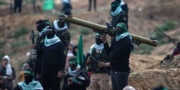 מחבלי חמאס ברצועה. צילום: גטי אימג'ס מלכודת עכברים: הסיבה שחמאס כבר לא יכול לשלם לפעיליו